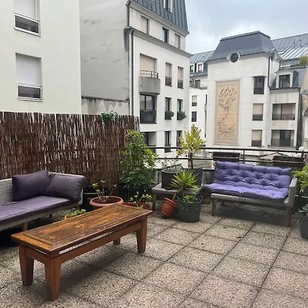 Cosy With Terrace 아파트